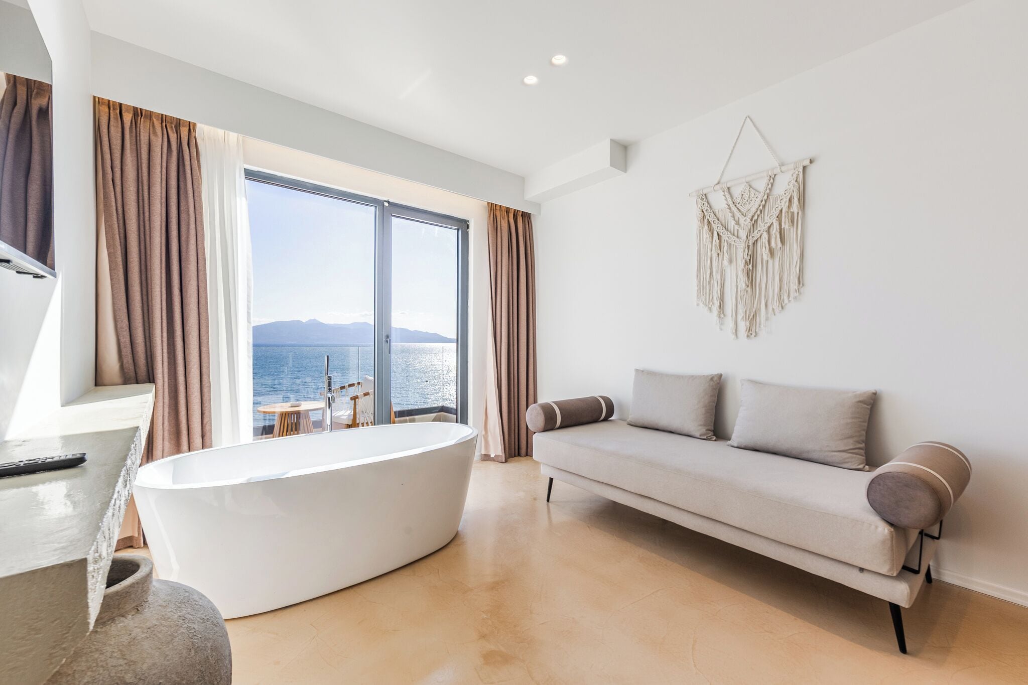 Royal Suite with Sea View and Bath Tub | Deep-soaking bathtub