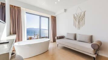 Royal Suite with Sea View and Bath Tub | Deep-soaking bathtub