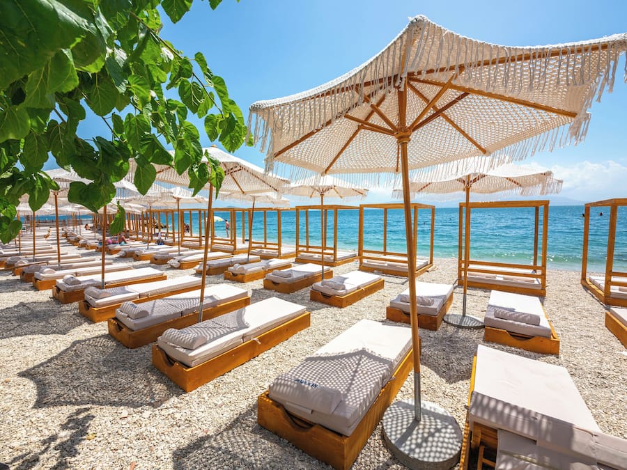 Praia particular, barracas de praia (sobretaxa), espreguiçadeiras