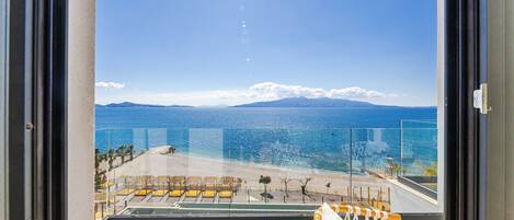 Un balcone con vista sul mare e sulle montagne.