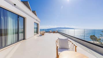 Junior Suite with Side Sea View and Bath Tub | Vistas del balcón