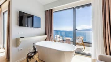 Royal Suite with Sea View and Bath Tub | Deep-soaking bathtub