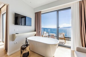 Royal Suite with Sea View and Bath Tub | Baignoire relaxante profonde