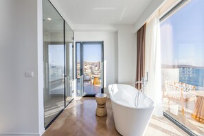 San Angelo Suite with Sea View and Bath Tub | Deep-soaking bathtub - San Angelo Luxury Resort & Spa - Adults Only (Sarandë)