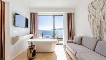 Royal Suite with Sea View and Bath Tub | Deep-soaking bathtub