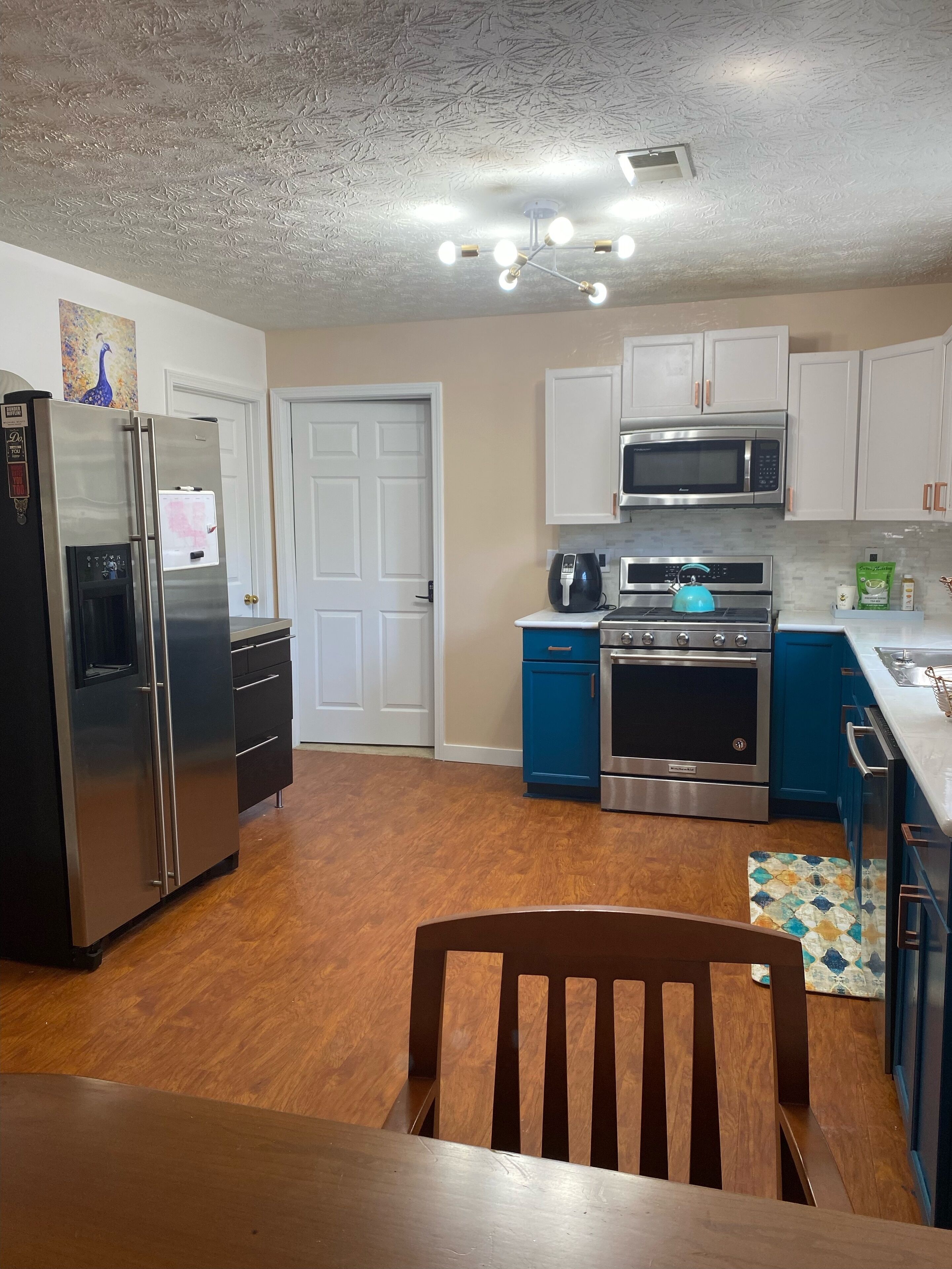 Jääkaappi, mikroaaltouuni, uuni, liesi