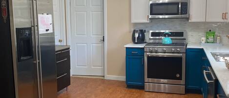 Jääkaappi, mikroaaltouuni, uuni, liesi