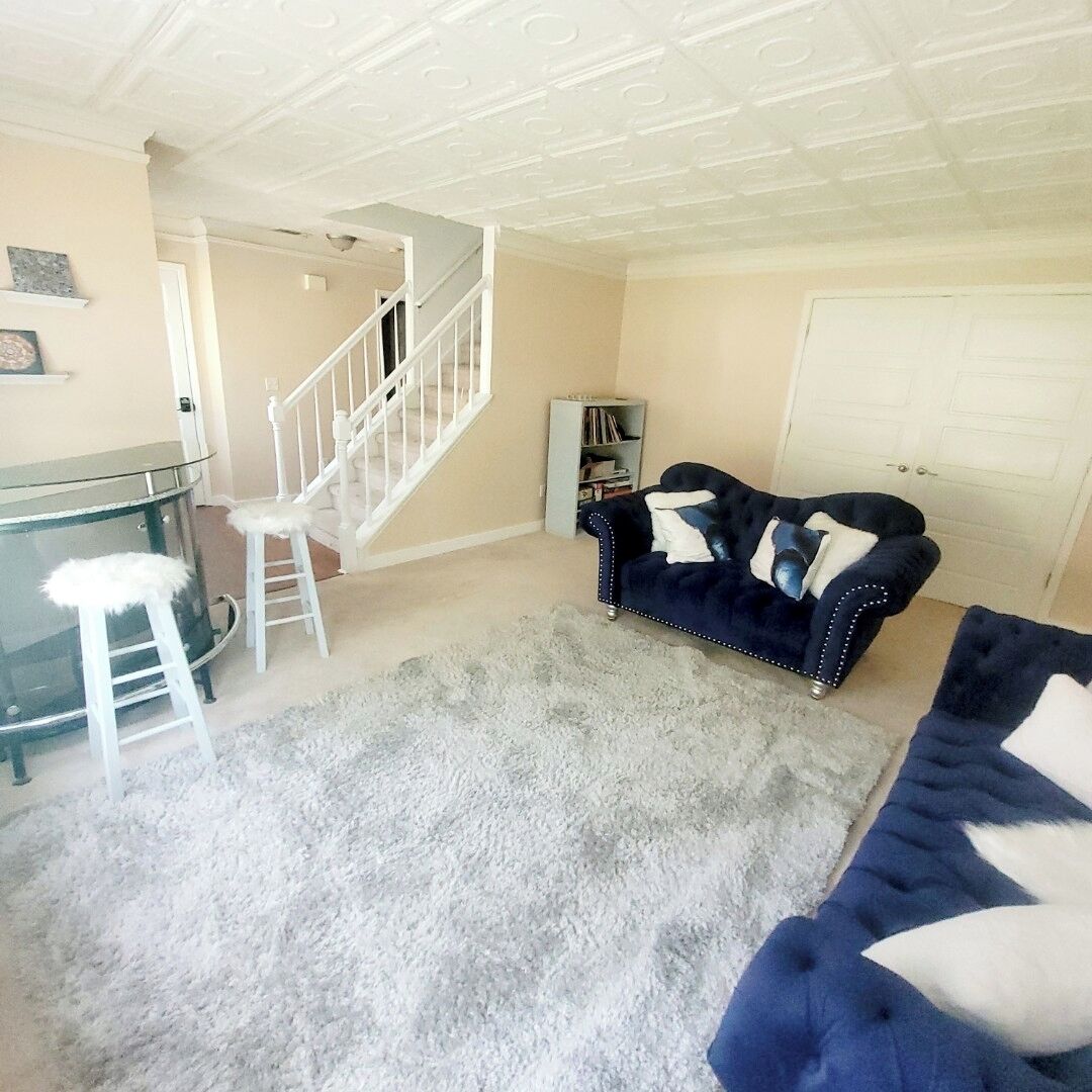 Een smart-tv, een open haard, boeken en een muziekbibliotheek