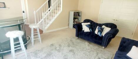 Een smart-tv, een open haard, boeken en een muziekbibliotheek