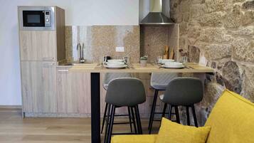 Apartamento, 1 habitación | Cocina privada | Frigorífico pequeño, microondas, placa de cocina y tostadora