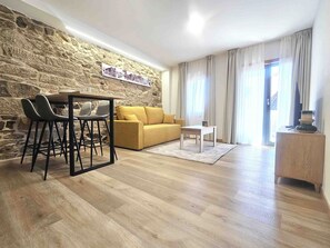 Leilighet, 1 soverom | Oppholdsområde | En 32-tommers smart-TV med digitale kanaler