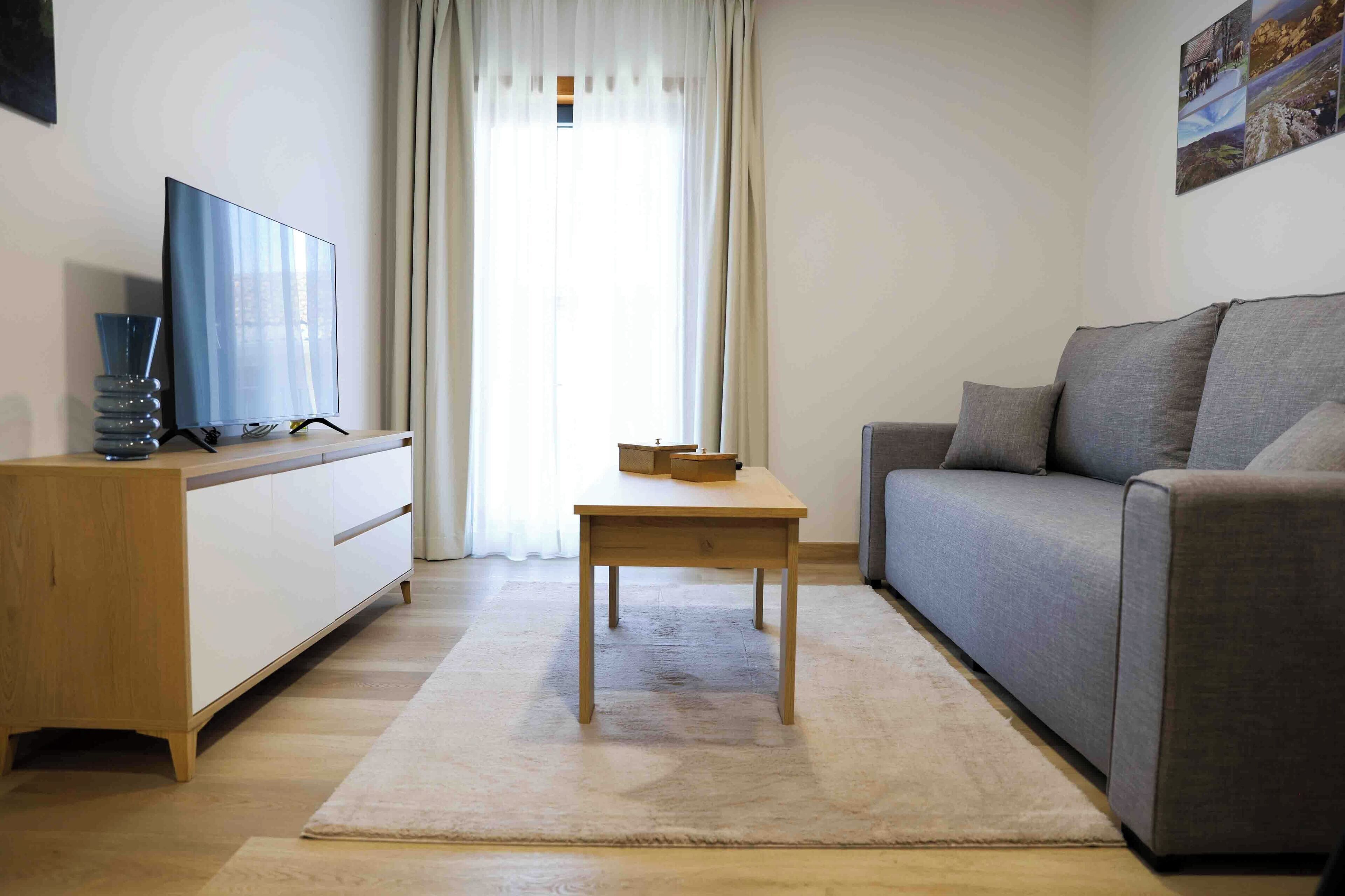 Appartement | Woonruimte | Een 32-inch smart-tv met digitale zenders