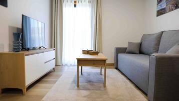 Appartement | Woonruimte | Een 32-inch smart-tv met digitale zenders