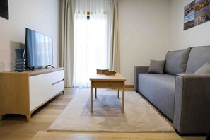 Leilighet | Oppholdsområde | En 32-tommers smart-TV med digitale kanaler