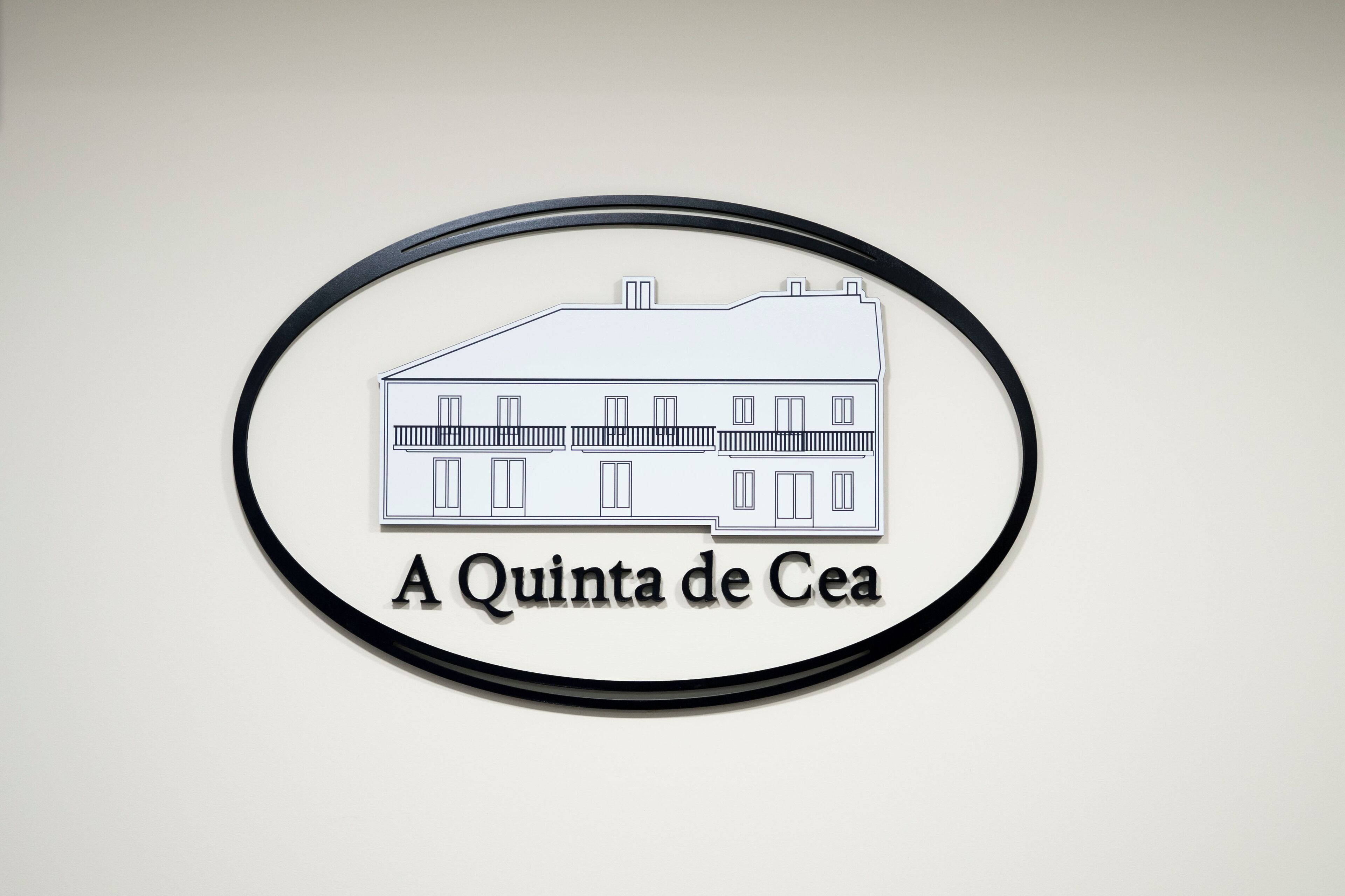 A sign with a building illustration and the text "A Quinta de Cea".