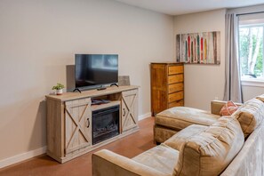 TV, fireplace - Sunset Shores at Wolf Pond (Lake Placid)