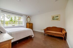 6 bedrooms, iron/ironing board, WiFi, bed sheets