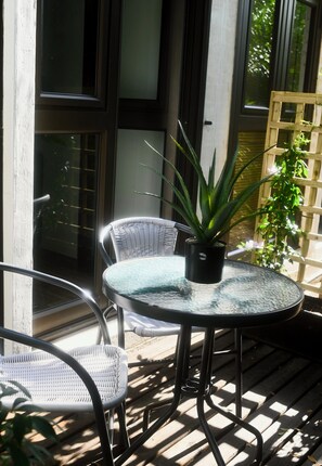 Outdoor dining - Luxe Designer Stellies Studio in Historic Stellenbosch (stellenbosch)