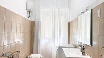 Haartrockner, Handtücher, Seife, Shampoo
