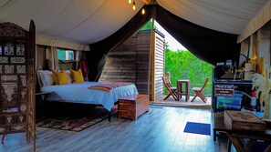 Luxe tent, Meerdere bedden, balkon, uitzicht op vallei | Woonkamer