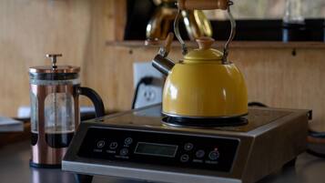 Cuina amb cafetera, búl i fogó.