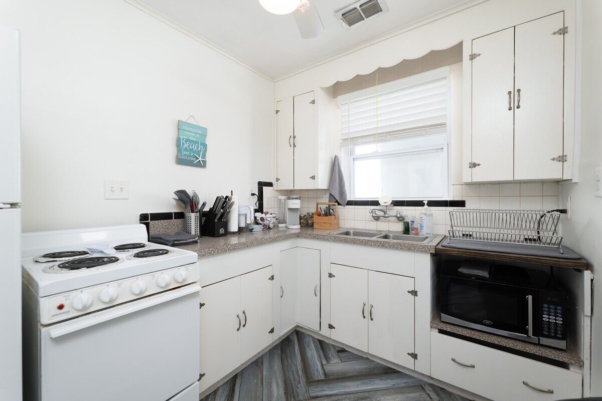 Een koelkast, een magnetron, een kookplaat