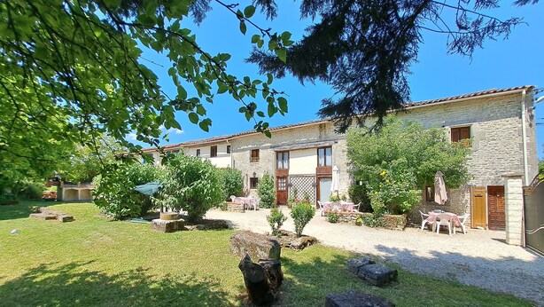 Outdoor dining - 'Horloge' La Grange du Moulin - Exclusively families, heated pool, garden, wifi (Saint-Pierre-de-Juillers)
