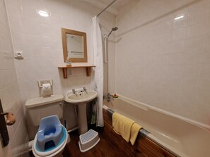 Haartrockner, Handtücher, Seife, Toilettenpapier