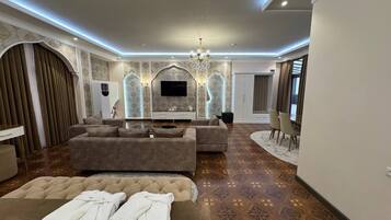 Kahden hengen panoraamahuone | Ylelliset vuodevaatteet, Select Comfort -patjalliset sängyt