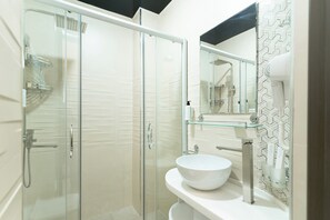 Shower, rainfall showerhead, free toiletries, hair dryer - The Heritage Tashkent Hotel (Tashkent)