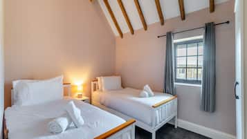 4 bedrooms, free WiFi, bed sheets