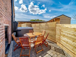 Outdoor dining - Stable View Barn - UK45938 (Corley)