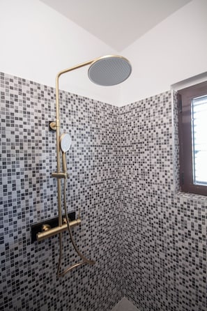 Deluxe-Villa, Meerblick | Badezimmer | Dusche, Haartrockner, Handtücher