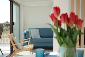 Deluxe-Villa, Meerblick | Wohnbereich | Flachbildfernseher