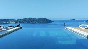 A modern infinity pool with a clear view of the sea and distant islands. - Villa Judita Dubrovnik (Dubrovnik)