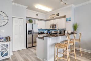 Frigorífico, microondas, horno y placa de cocina