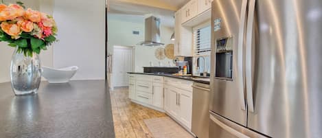 Geladeira, micro-ondas, fogão, cooktop