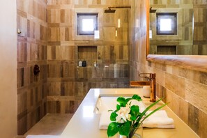 Dusche, Haartrockner, Handtücher, Seife