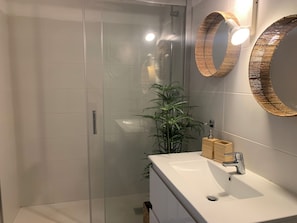 Een douche, een haardroger, handdoeken, zeep