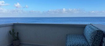 Quite apartment in front of the ocean
