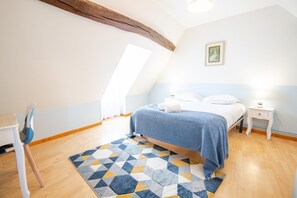 3 bedrooms, desk, internet, bed sheets