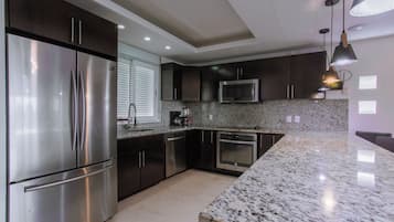 Apartamento de lujo, vistas al mar | Cocina privada | Frigorífico grande, microondas, horno y placa de cocina