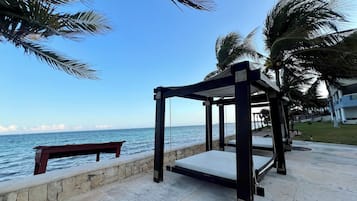 En la playa, arena blanca, camas de playa gratis