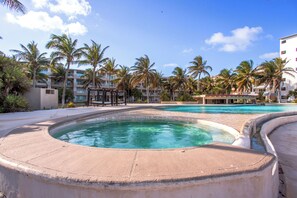 4 piscines extérieures, parasols de plage, maîtres-nageurs sur place