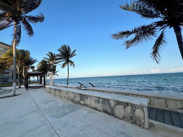 Plage, sable blanc, cabines gratuites, chaises longues