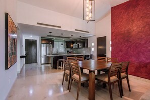 Appartement luxueux, vue sur l’océan | Salle à manger