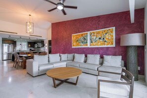 Appartement luxueux, vue sur l’océan | Aire de séjour | Jouets, écran d’ordinateur, imprimante