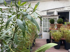 Exterior detail - Aux Terrasses de la Lune (Paris)