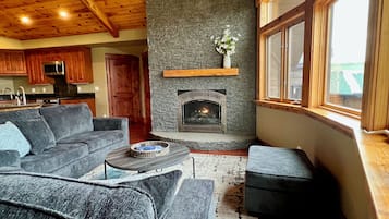 TV connectée, cheminée, livres