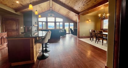 Panoramic Paradise: Stay in Livingston's Best!